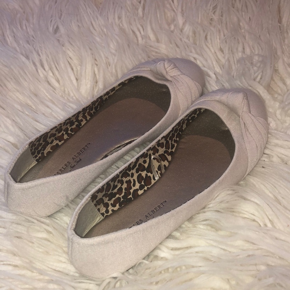 SALE ‼️ NWOT LIGHT COLORED TIE FLATS